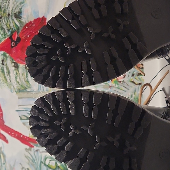 WOMANS WINTER BOOTS LACE UP, MINKY FUR ON TONGUE. SIZE 7 1/2. COLOR BLACK - Picture 5 of 12